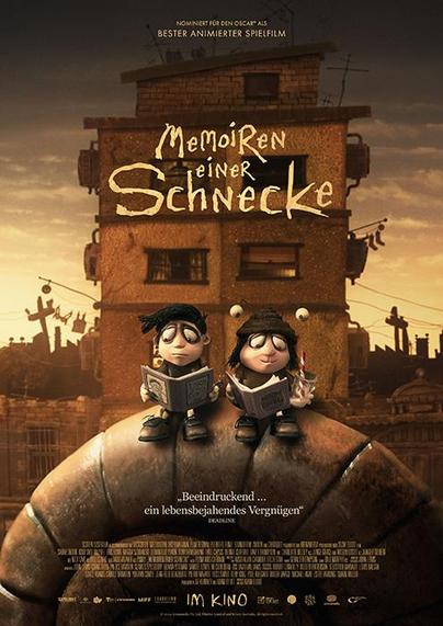 Zwei animierte Schneckenfiguren mit menschlichen Zügen sitzen auf dem Rücken einer riesigen Schnecke und lesen Bücher. Beide tragen Brillen, schwarze Kleidung und haben ernste, leicht melancholische Gesichtsausdrücke. Eine Figur hält zusätzlich einen roten Stift in der Hand. Im Hintergrund erhebt sich ein verwittertes Wohnhaus mit Satellitenschüsseln, Stromleitungen und bröckelnder Fassade. Die Farbgebung ist in warmen, erdigen Tönen gehalten, was eine nostalgische und zugleich düstere Atmosphäre erzeugt. Der Titel „Memoiren einer Schnecke“ steht prominent im oberen Bereich in handschriftlich wirkender Schrift.