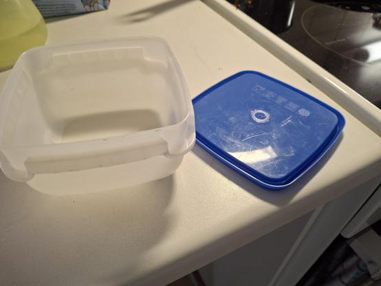 Orthexin pakastusrasia ja sen kansi, jossa näkyy rwevan tms. aiheuttama tahra.