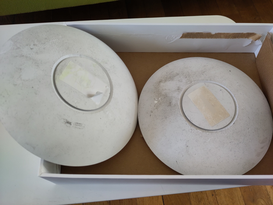 Foto der beiden Access Points, die mit Staub und Schmutz überzogen sind.