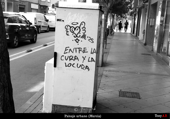 Detalle de frase sobre mobiliario urbano.
