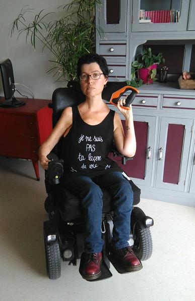 Céline Extenso et sa scie, avec un t-shirt je ne suis pas ta leçon de vie