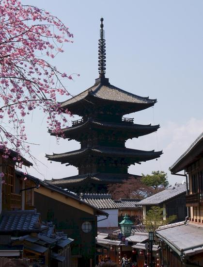 Die schöne Yasaka Pagode in Kyoto aus dem 7. Jahrhundert (nach einem Brand Ende des 12. Jahrhunderts erneuert)