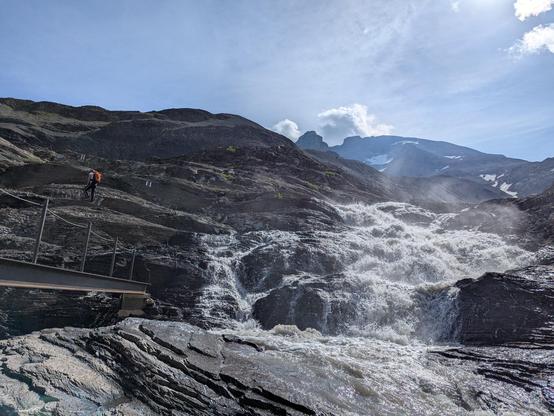 Une cascade en haut du Fluhseeli dans la haute vallée de la Simme