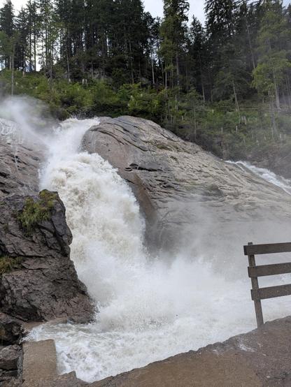 Une grosse chute de la Simme sur la Barbarabrücke, quantités d'eau impressionnante