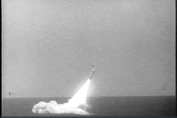 Erster Polaris-Abschuss durch untergetauchtes U-Boot, Universal International Newsreel, 21. Juli 1960.
Quelle: https://archive.org/details/1960-07-21_missile_milestone
Lizenz: Public domain