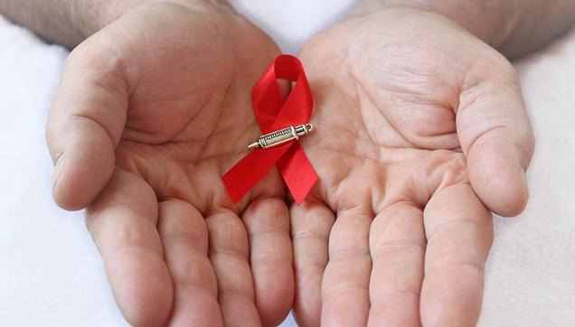 A person holding a homemade HIV vaccine awareness ribbon. According to the 2025 UNAIDS report, 1.3 million people were newly infected with HIV globally in 2024