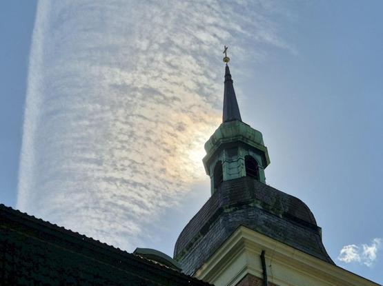 Der Turm der Lutherkirche in Hamburg-Altona mit einer interessanten Wolkenformation