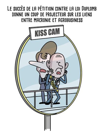 Illustration d’Allan Barte faisant référence au fait divers dans lequel un homme d’affaires américain a été affiché en compagnie de sa maîtresse par la "Kiss Cam" lors d’un concert de Coldplay à Boston.
Titre : Le succès de la pétition contre la loi Duplomb donne un coup de projecteur sur les liens entre Macronie et Agrobusiness.
On y voit Emmanuel Macron et Arnaud Rousseau, président de la FNSEA, enlacés et surpris par la Kiss Cam. 