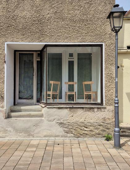 Eine seltsame "Raum-Installation" im oberfränkischen Städtchen Thurnau: Drei Stühle in einem Schaufenster, ein erhöhter Eingang mit fehlenden Treppenstufen.
