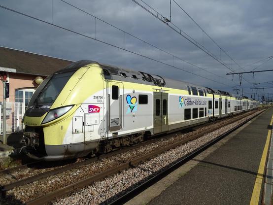 Omneo Premium train, on a Remi Express service, leaving Montargis station, France