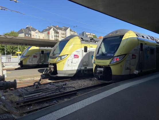 A battery of Omneo Premium Remi Express trains in Orléans station, waiting for departure to Tours and Paris.
