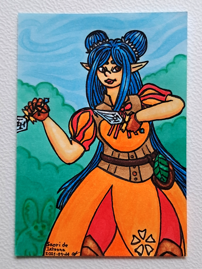Un portrait partant des genoux de Saori, une femme aux cheveux bleus longs avec deux chignons, portant une tenue composée de pièces d'armure et de tissus un peu bouffant aux couleurs orangées terminée par une robe fendue doublement, avec une sacoche-feuille portée à sa gauche, des oreilles d'elfe et tenant deux dagues losange, l'une dans chaque main ; en fond une forêt avec un lapin vague et un ciel bleu.