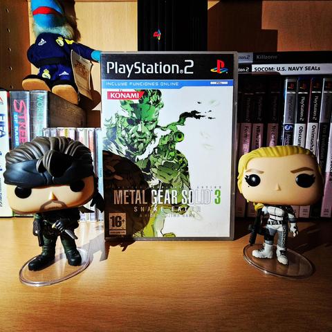 Portada del videojuego Metal Gear Solid 3: Snake Eater para PlayStation 2. Se ve el rostro de Snake en tonos verdes y marrones, con el logo clásico de Metal Gear Solid 3 y el arte de estilo militar característico de la saga.