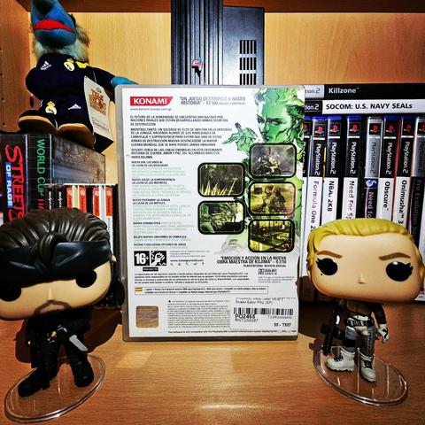 Contraportada de Metal Gear Solid 3: Snake Eater en su edición para PS2. Incluye capturas del juego, descripciones en varios idiomas y los logos de Konami y PlayStation 2, todo con un diseño de camuflaje y estética militar.