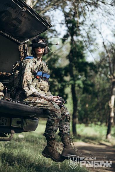 Female Ukrainian drone operator. (yuunngga)