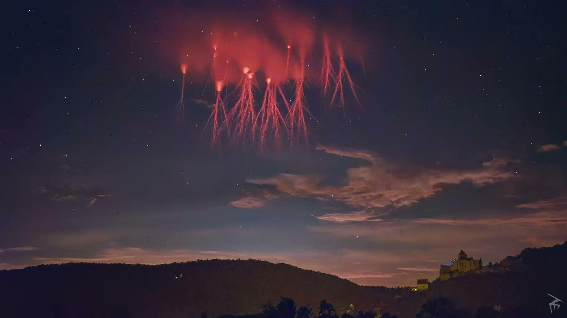 Red sprites over mountains. Red sprites over mountains.