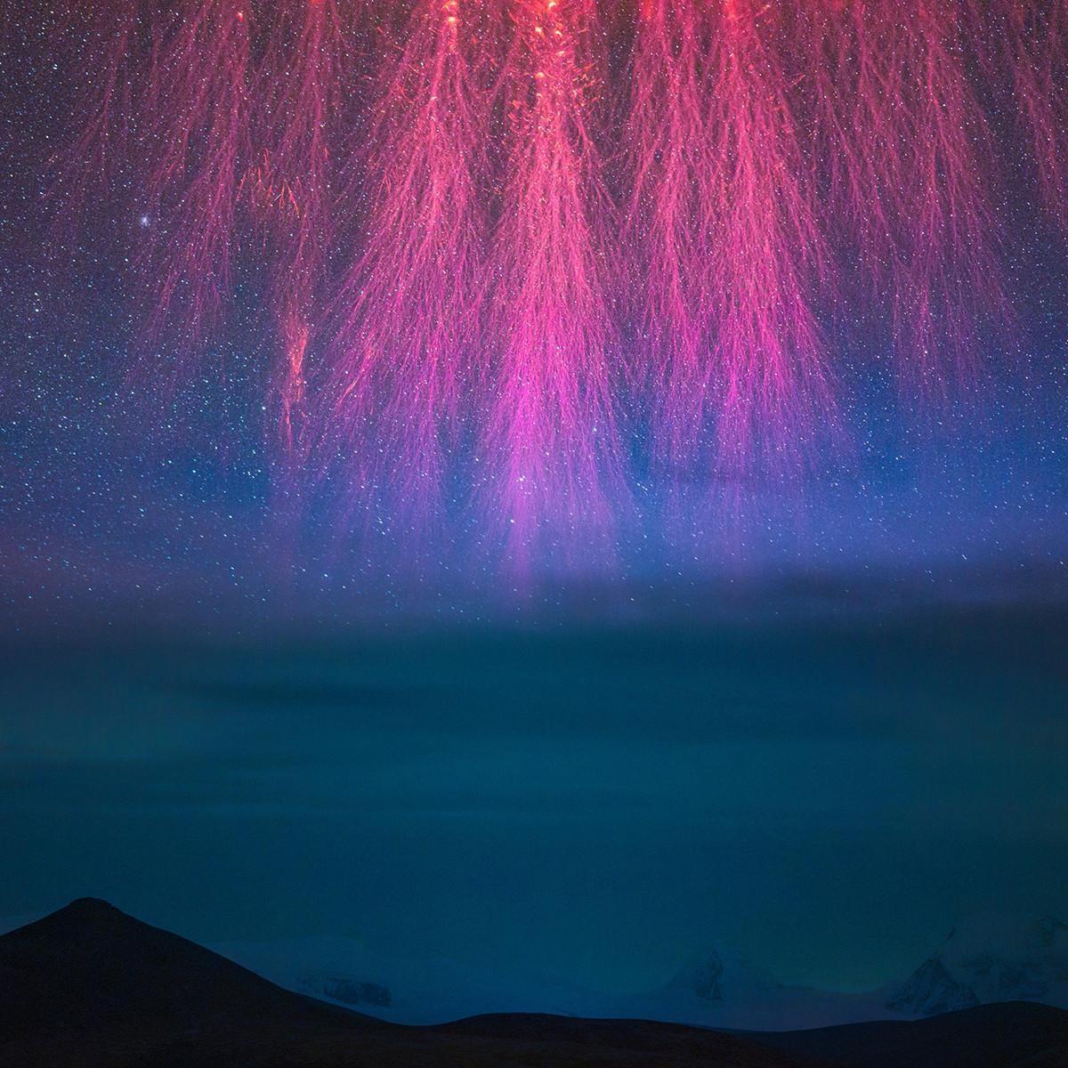 Skyscape 
(Fine red threads abouve greenish landscape & blue sky). Skyscape 
(Fine red threads abouve greenish landscape & blue sky).