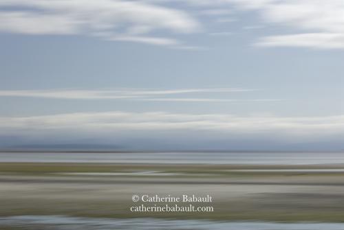 Abstract photo of a sandy beach and a cloudy sky.
