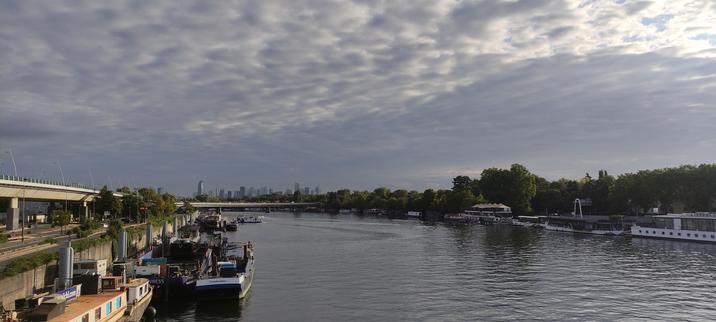 Vue de la seine et la défense au loin depuis le pont de saint cloud