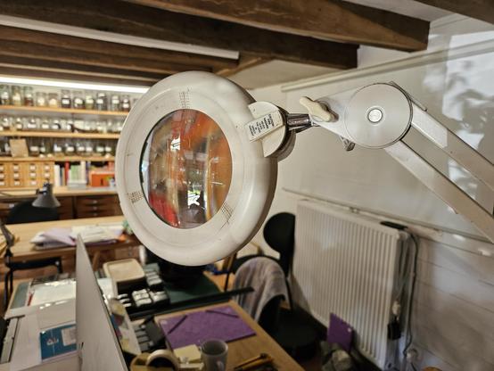 Vue d'atelier avec loupe au premier plan