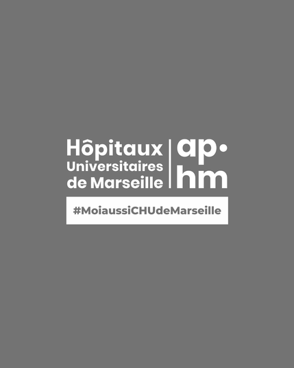 Logo des Hôpitaux Universitaires de Marseille AP-HM en blanc sur fond gris, accompagné du hashtag #MoiaussiCHUdeMarseille.