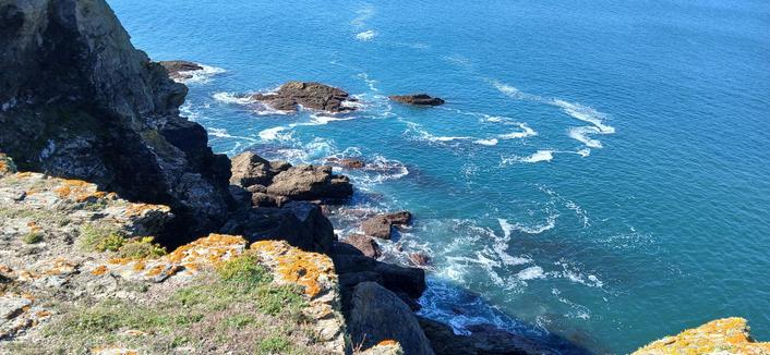 Falaise rocheuse de l'Île de Groix, océan au fond, océan très bleu par beau temps