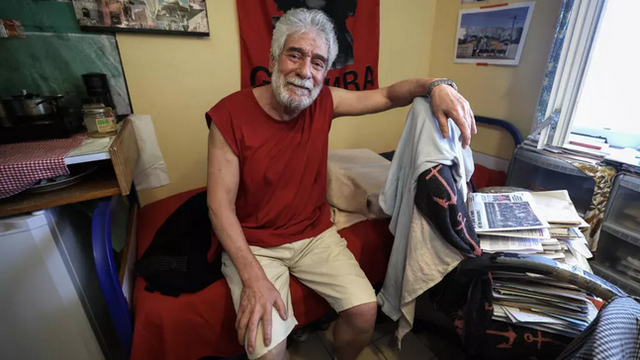 Photo prise lors d'une visite de la députée La France Insoumise (LFI) Andrée Taurinya montrant Georges Ibrahim Abdallah dans sa cellule de prison à Lannemezan, le 17 juillet 2025.