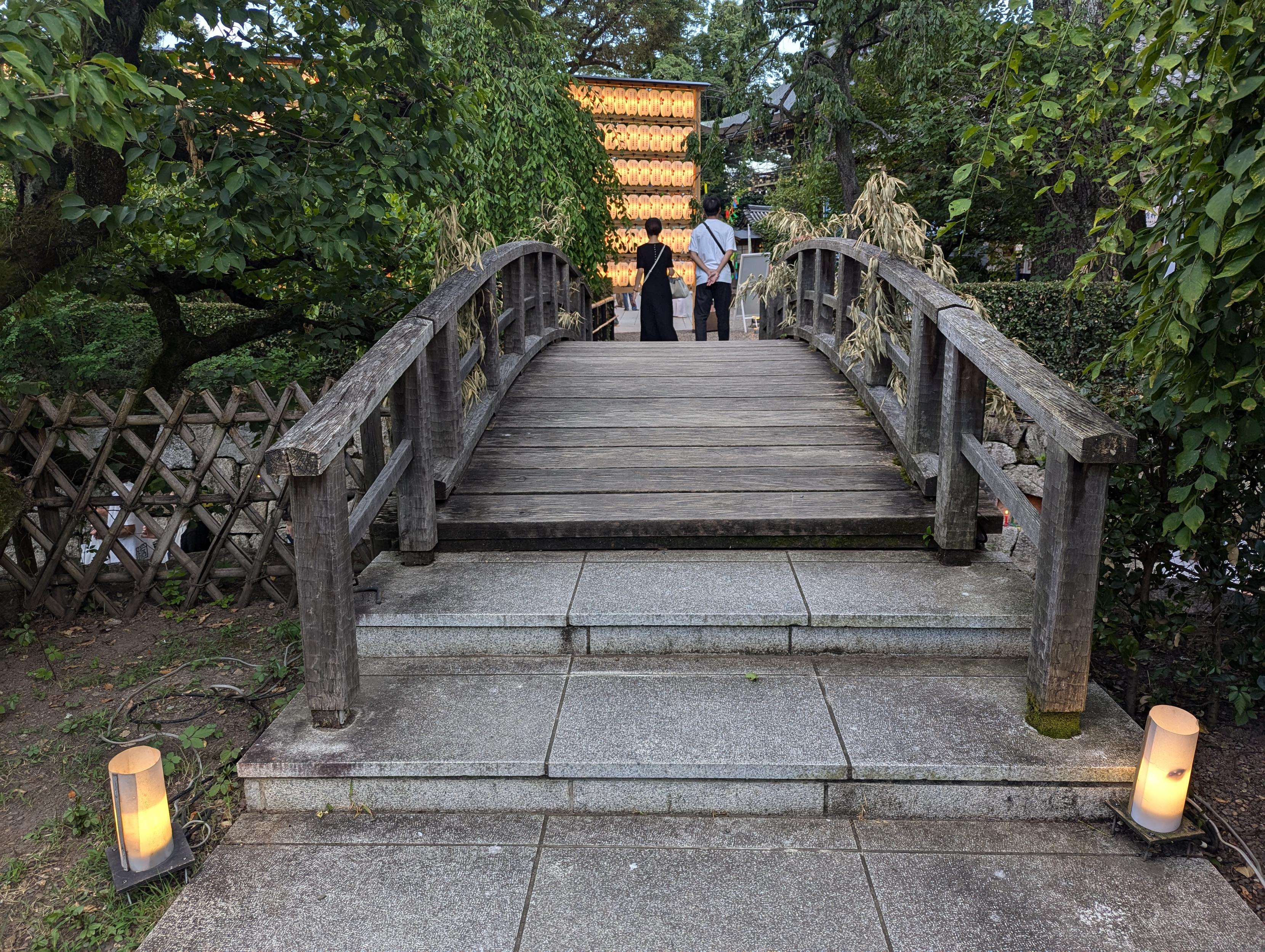 A bridge passes over the small Mitarashi Pond at Kitano Tenmangu.