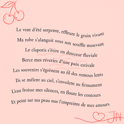 Poème manuscrit en français sur un fond rose, encadré par une illustration de cerises en haut à gauche et un petit cœur orné des initiales “JN” en bas à droite. Le texte, composé en vers classiques, évoque les sensations d’été, le clapotis de l’eau, les souvenirs qui s’égrènent et la trace intime que laisse l’amour sur la peau. L’ensemble dégage une atmosphère douce, estivale et sensorielle.