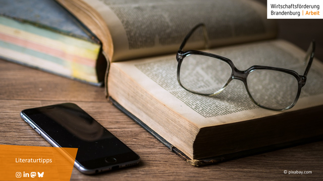 Bild: Aufgeklapptes Buch mit Brille und Handy
Bildbeschriftung: Literaturtipps