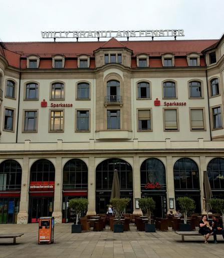 En haut d'un immeuble une enseigne lumineuse, qui dit "Willy Brandt ans Fenster"