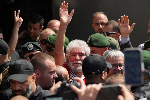 Georges Abdallah saluant la foule à sa sortie de l'Aéroport international de Beyrouth, le 25 juillet 2025.