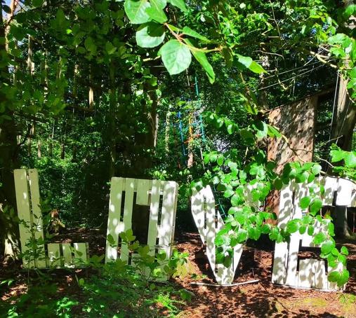 Die Buchstaben L O V E aus Europaletten gesägt als Deko im Wald