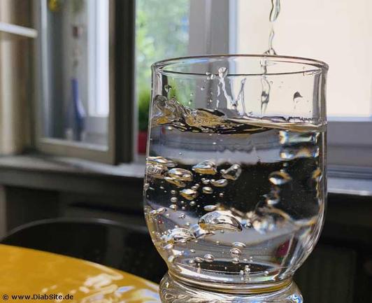Glas mit Leitungswasser und Blasen.