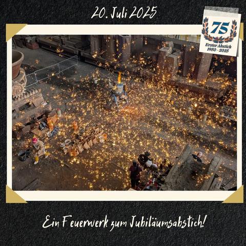 Funkenregen in der Gießhalle des Industriemuseums. In der Mitte steht ein Schmelzofen, aus dessen Deckel eine Flamme schießt.