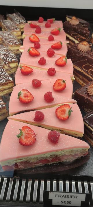 Fraisier avec pate rose et fraises dessus