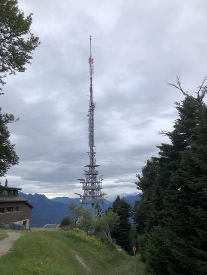 Ein grosser Sendermast in den Bergen.