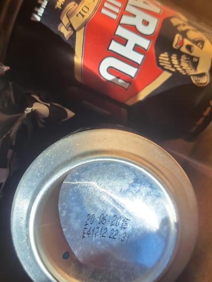 Kuva kahdesta Karhu-keskioluttölkistä. Toisen pohjassa päivämäärä 20.06.2015.