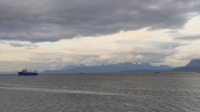 Meer, Berge, Sonne, Wolken und ein Schiff