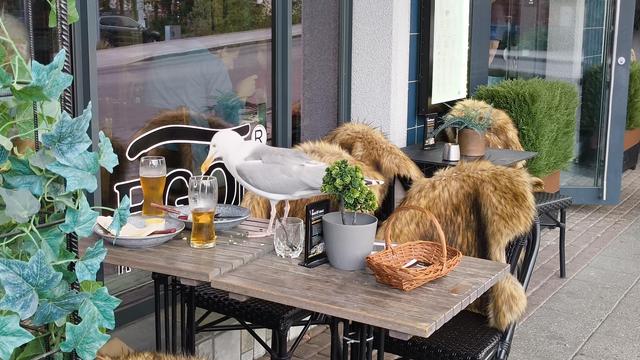 Tischnachbarn im Restaurant kann Mann sich nicht raussuchen