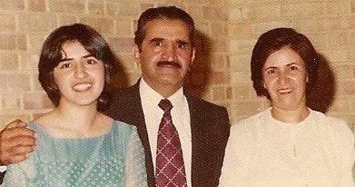 #Iran 1983 - El fiscal Mir Emadi dio la oportunidad a las 10 mujeres bahá'ís de #Shiraz de renunciar a su fe y ser liberadas.  #Roya_Eshraqi y su madre #EzzatJanamiEshraghi dijeron NO y fueron ejecutadas. 

2 días antes #EnayatullahEshraghi, padre de Roya, había sido ejecutado.