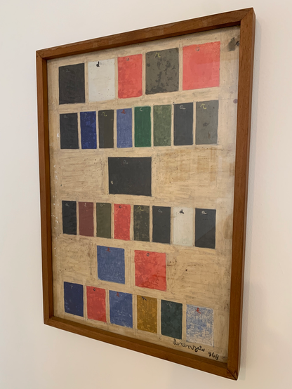 An abstract paining by Amadeo Luciano Lorenzato, consisting of a series of colored rectangles, each labeled with a tiny letter. The letters spell out the verse "adoro apreciar, a alvorada e o poente", and each letter is always represented by a specific and unique color.