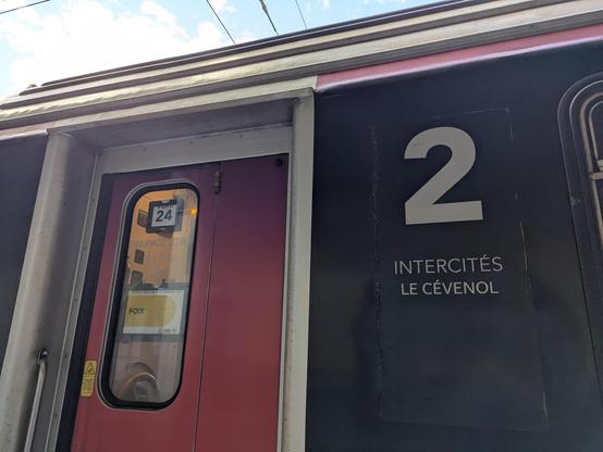 Porte d'un intercités de nuit avec des indications contradictoires