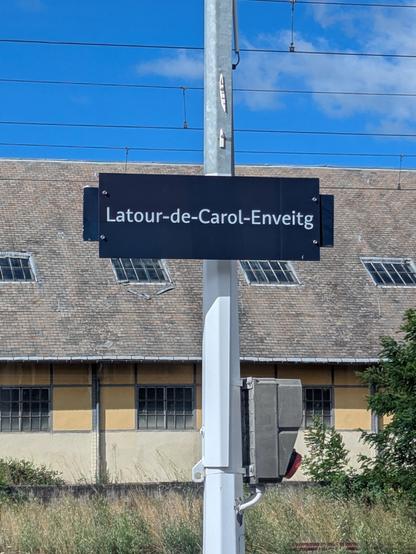Panneau sur le quai de la gare de Latour de Carol Enveitg