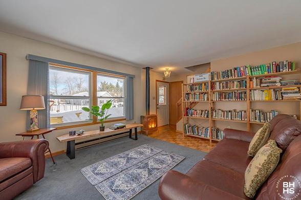 CHARMING CAPE COD IN KEENE VALLEY
Living Room