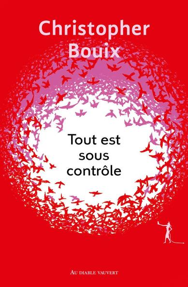Tout est sous contrôle
Christopher Bouix

Dans un futur proche, imaginez un futur radieux où les autorités prennent grand soin des citoyens, et qui sont évalués selon un indice de bonheur personnel qui leur permet d'accéder aux meilleurs emplois ou encore à la parentalité. L'application HappyApp vous alerte en cas d'écartement vers le bonheur.
Juliette et Néo Lanhéry étalent scrupuleusement leur bonheur sur les réseaux sociaux afin de pouvoir accueillir l'enfant dont ils rêvent et avoir ainsi le droit de procréer, ce qui nécessite d'être très très heureux selon l'indice de l'application. Belle maison, beau quartier, flopée d' "amis" virtuels, loisirs "sains", données de santé et d'équilibre mental collectées en temps réel sur les réseaux sociaux. Tout est sous contrôle dans la belle machine du bonheur totalitaire. Ou presque.

C'est 1984 sur Tiktok, Le Meilleur des Monde sur Instagram, c'est l'ère des algorithmes, du vide clinquant et de l'hypersurveillance, de l'obession du bien-être.

source : c. mury

Cf Chine sous Xi.