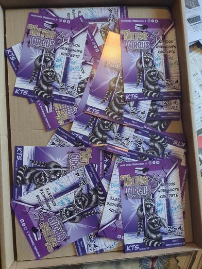 Tattoocircusflyer in einem Karton