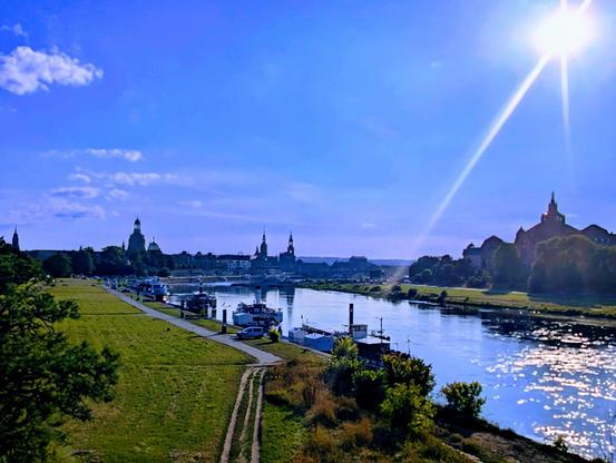 Blauer Himmel mit Sonne und Sonnenstrahlen über Dresden, Frauenkirche, ohne Carolabrücke