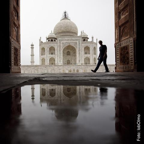 Michael unter einem Bogen vor dem Taj Mahal