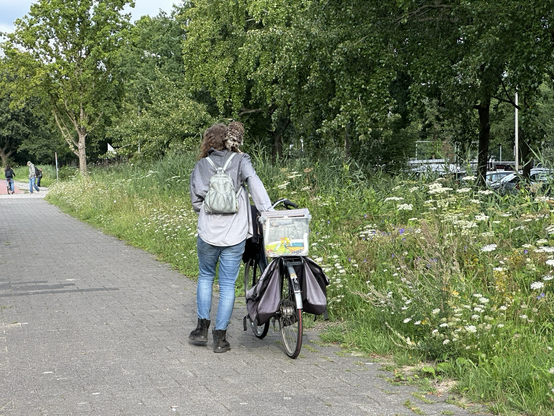 Vrouw met uil op haar schouder 